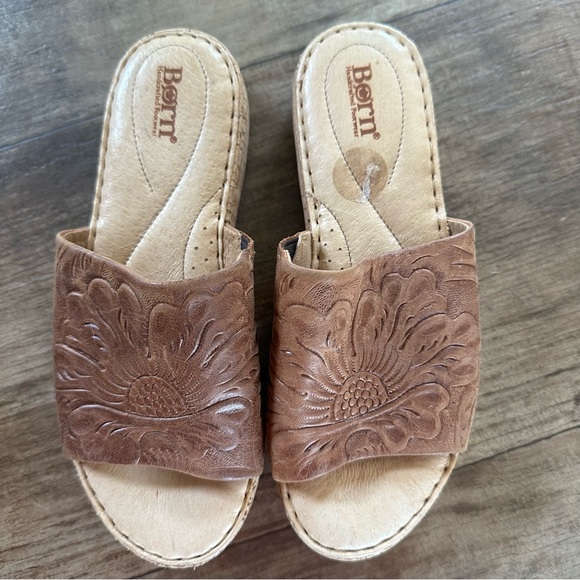 BORN embossed floral leather sandal brown and tan cork bottom - Picture 2 of 8